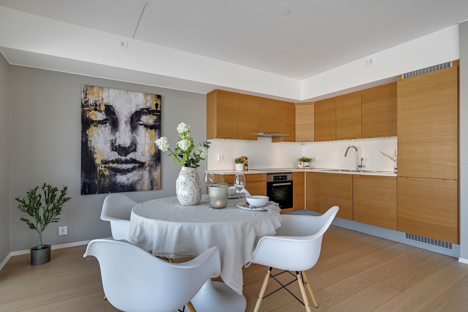 Det er integrert i innredningen et kjøl/fryseskap, oppvaskmaskin, induksjonstopp og stekeovn Galleribilde