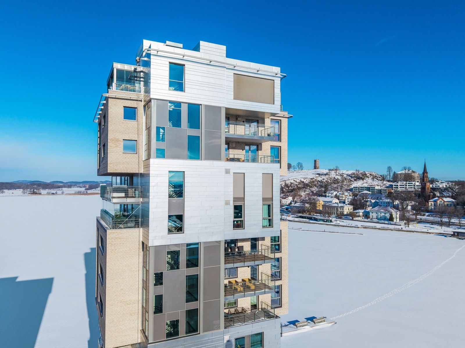 En attraktiv selveierleilighet fra 2018, beliggende i 8. etasje i sameiet Signaturen på Kaldnes Brygge. Galleribilde