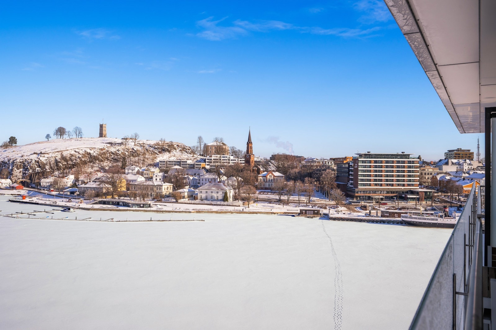 Den høye beliggenheten gir en imponerende utsikt fra både rommene og balkongen - enten det er det åpne sjølandskapet, Tønsberg by med bryggene og båthavnen, eller Slottsfjellet som danner kulisse. Galleribilde