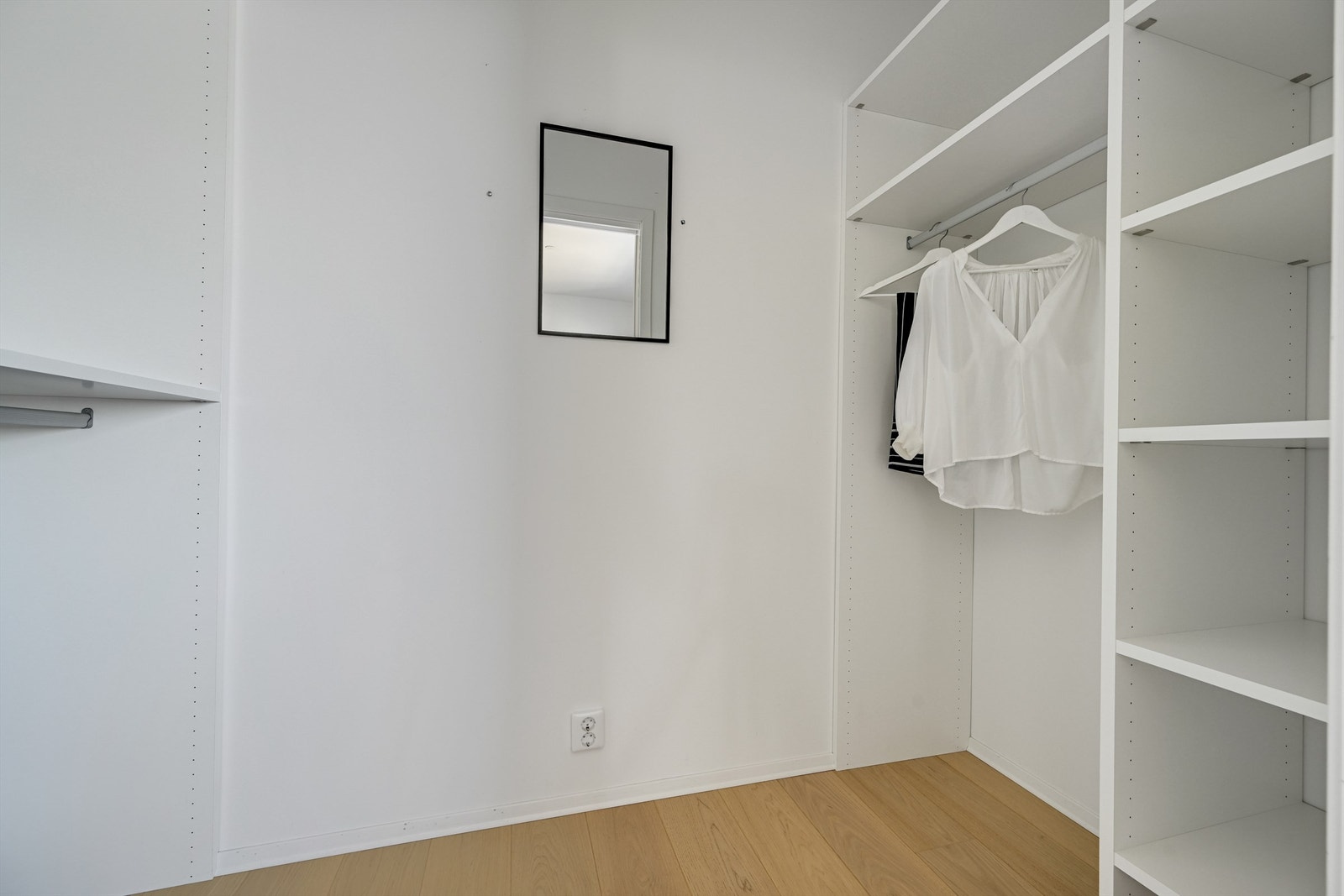 God plass til oppbevaring av klær og diverse. Galleribilde