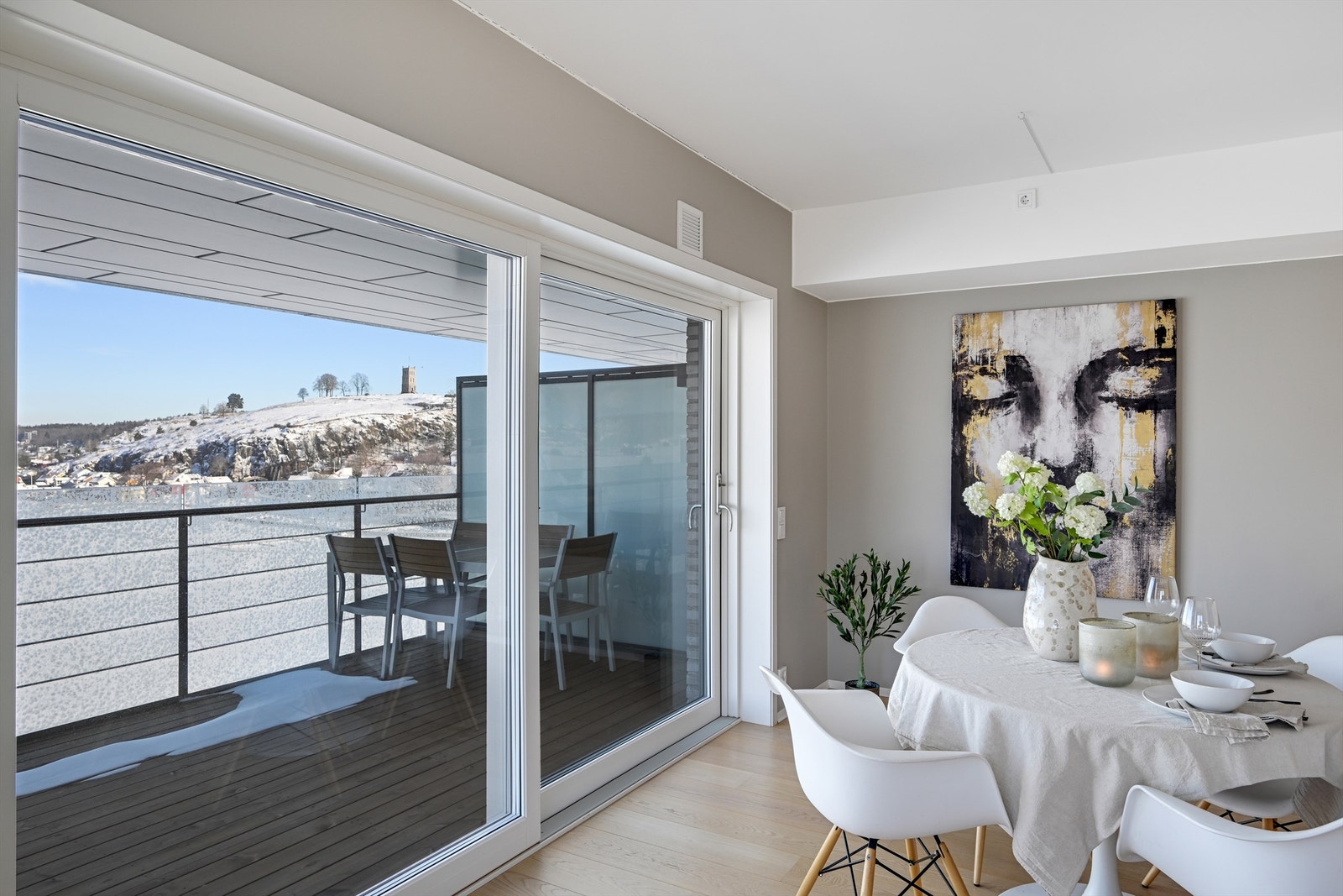 Fra stuen er det utgang til en romslig balkong på ca. 11 kvm. Galleribilde