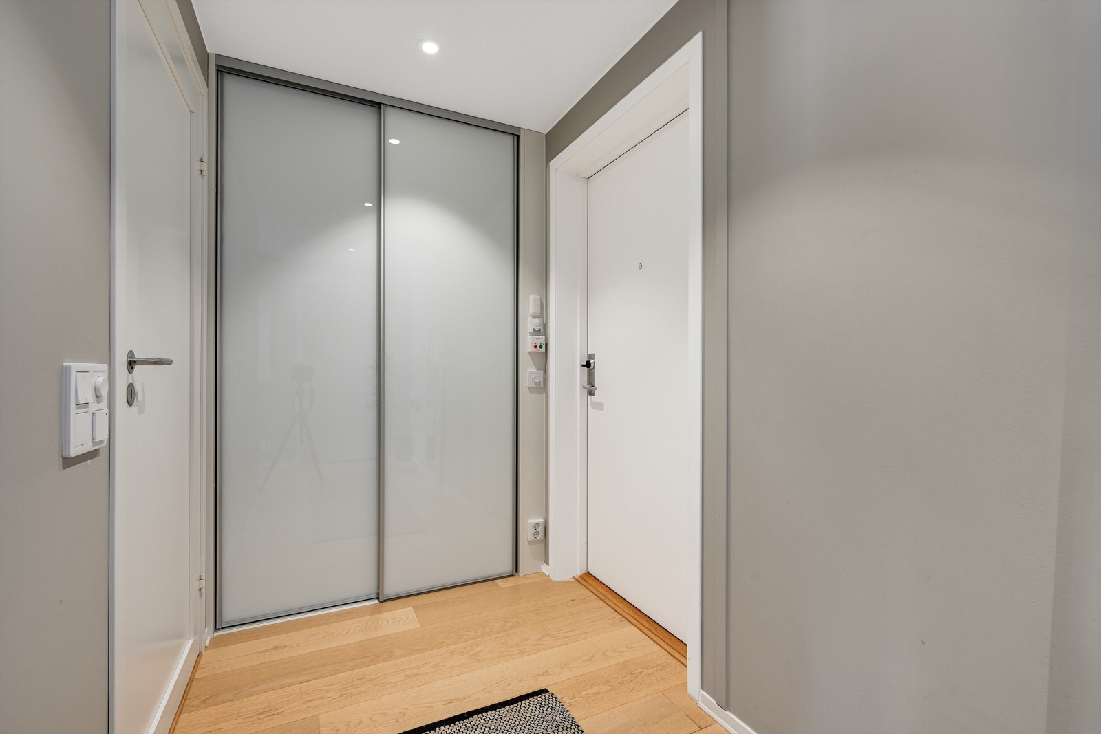 Leiligheten er innredet med en innbydende og hyggelig entré, her har du praktisk skyvedørsgarderobe for god oppbevaring. Galleribilde