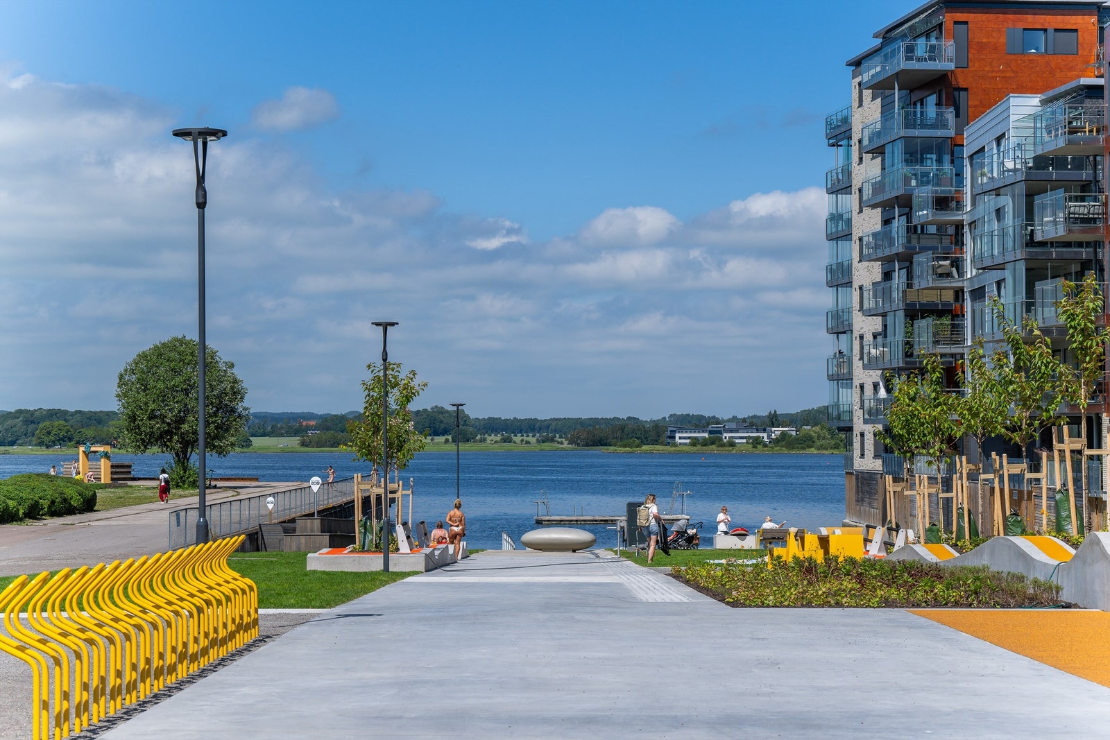 Pent opparbeidet med lekeplass og sykkelparkering. Galleribilde