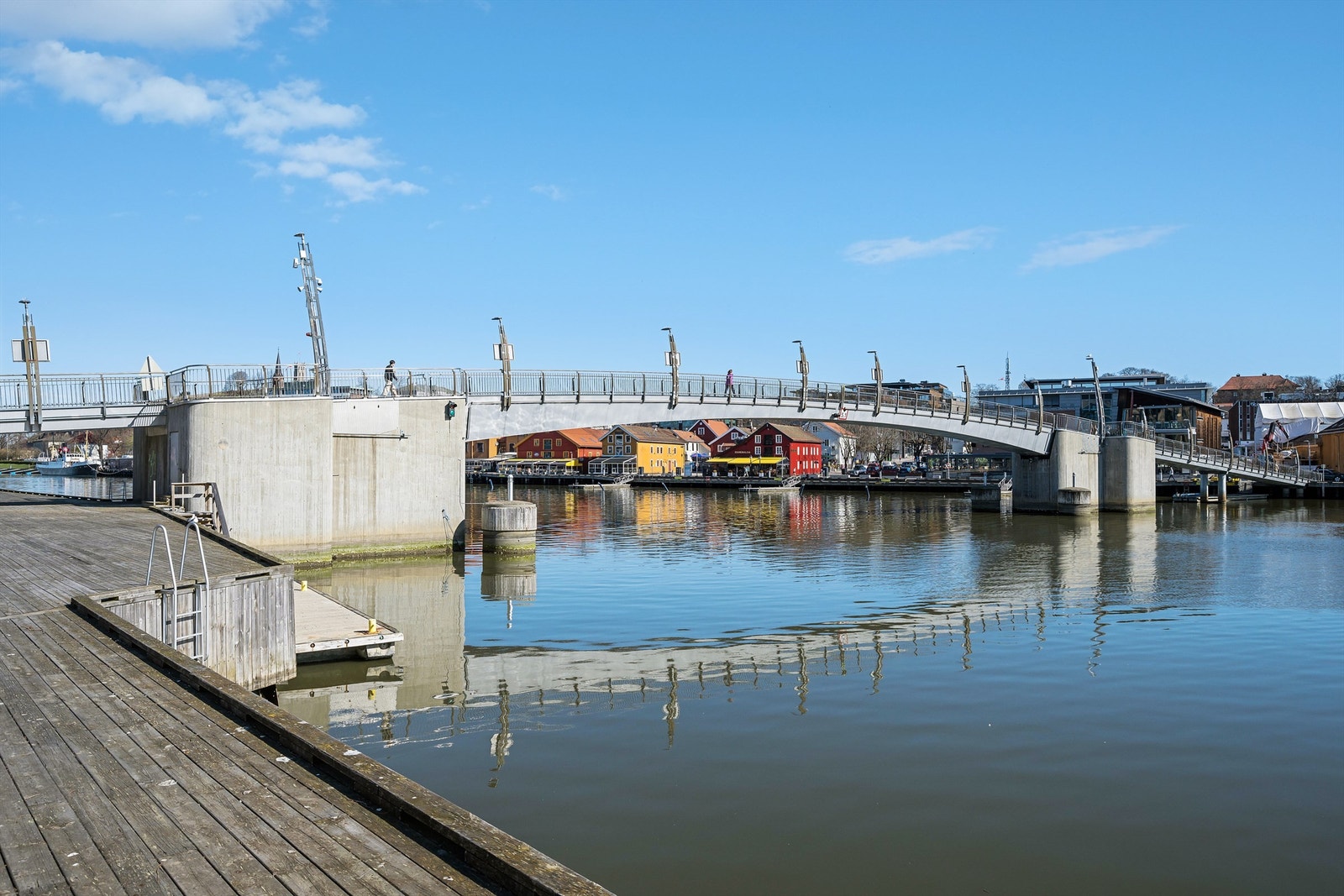 Kun en kort rusletur over brua til Tønsberg brygge. Galleribilde