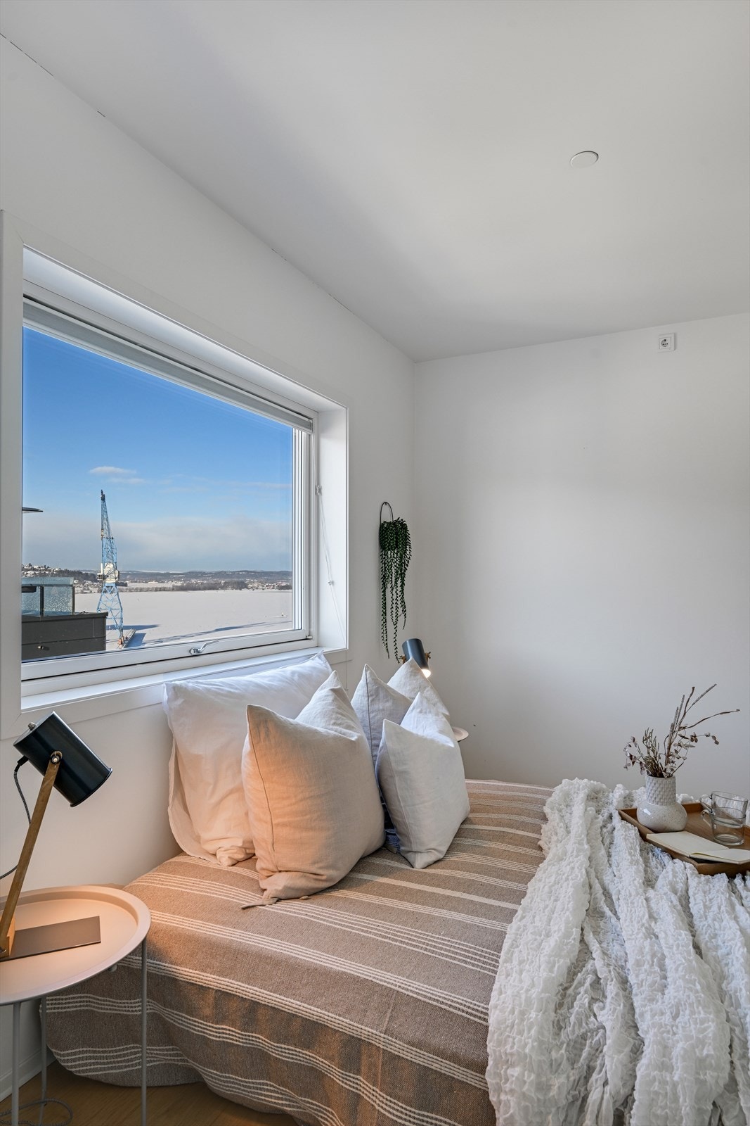 Hovedsoverom med god plass til dobbeltseng go tilhørende møblement. Galleribilde