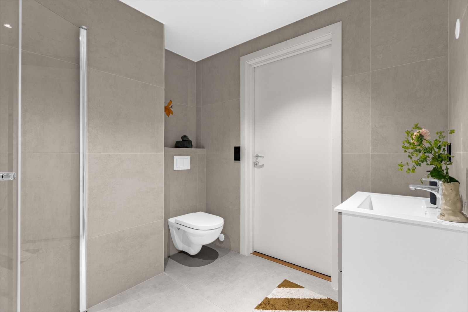 Elegant og funksjonelt bad i tidsriktige, nøytrale toner. Galleribilde