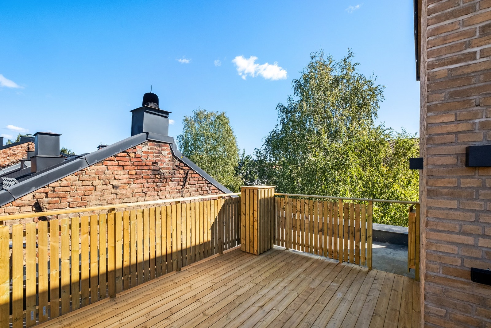 Innbydende felles takareal med god plass til sittegrupper og hyggelige stunder. Galleribilde