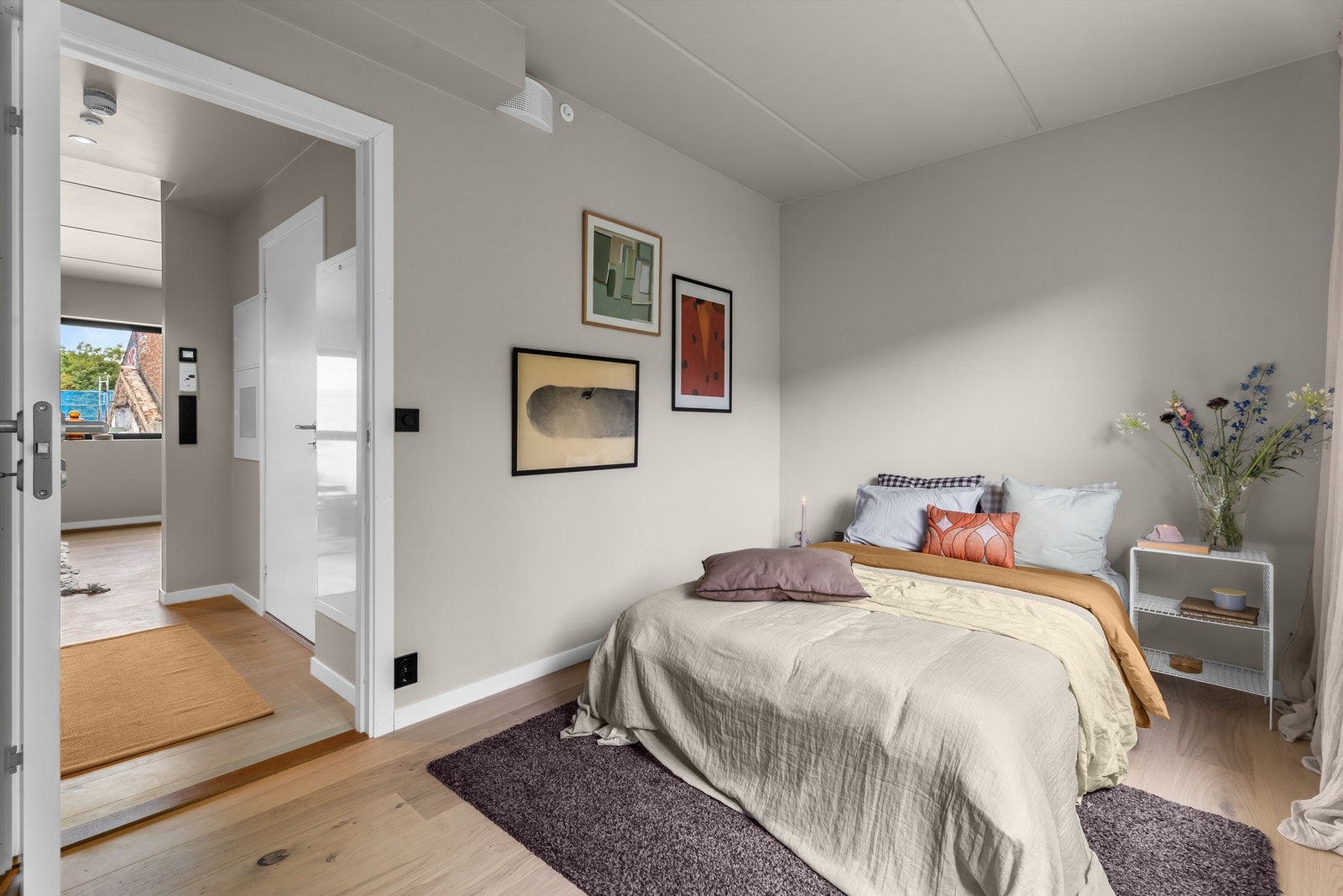 Lunt og harmonisk rom med god plass til dobbeltseng, nattbord og annet ønsket møblement. Galleribilde