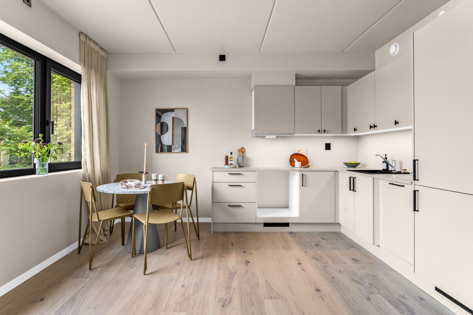 Det er god plass til spisebord i tilknytning til kjøkkenet. Galleribilde