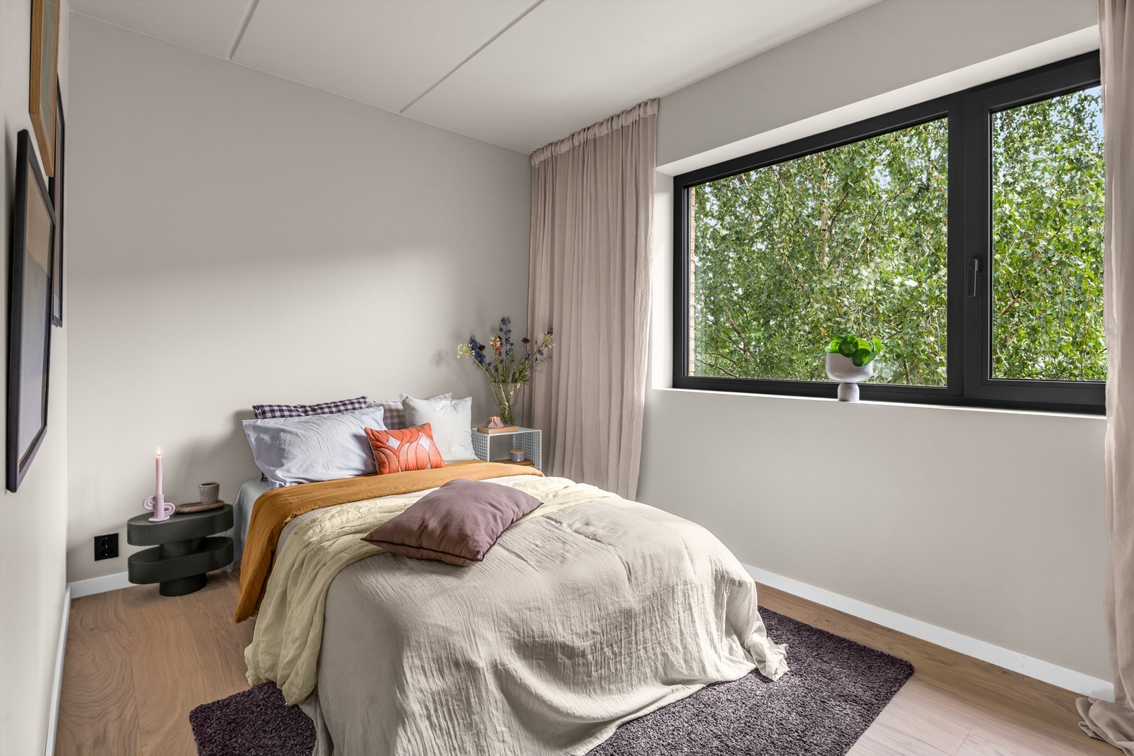 Lyst og behagelig soverom med stort vindu og godt naturlig lysinnslipp. Galleribilde