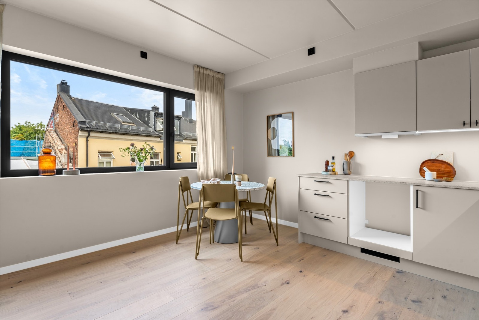 Her kan du nyte måltidene med godt lysinnslipp og trivelig utsikt. Galleribilde