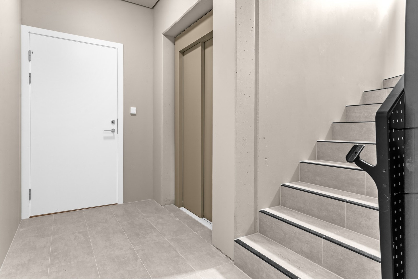 Det er heis i bygget. Det medfølger en sportsbod i kjeller på ca. 2,9 m². Galleribilde