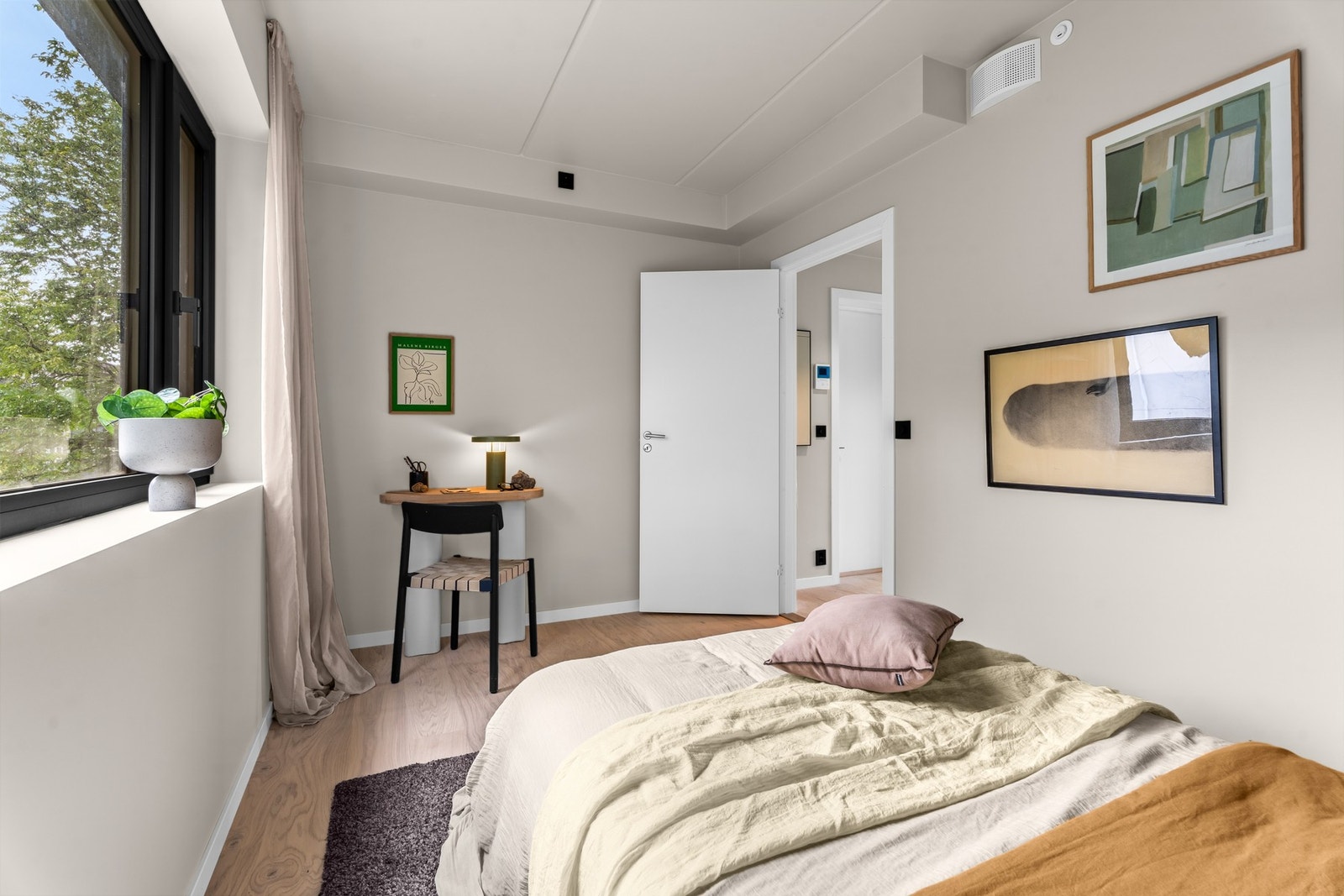 Behagelig atmosfære med nøytrale toner og moderne finish. Galleribilde