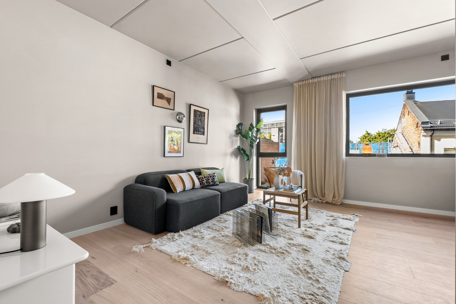 Meget innbydende stue med delikate fargevalg og lekker 1-stavs eikeparkett. Galleribilde