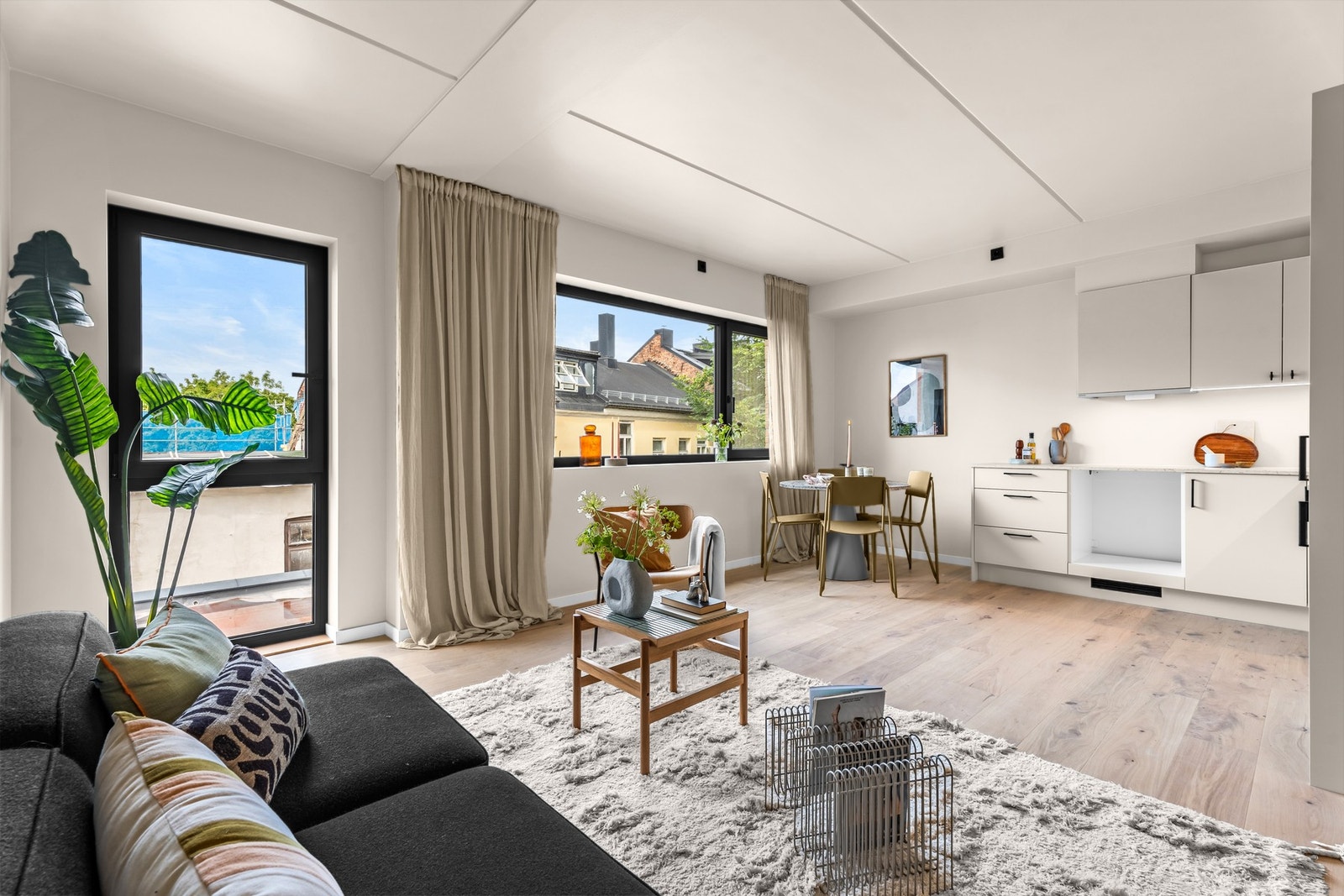 Store vindusflater gir rikelig med naturlig lys og skaper en lys og luftig atmosfære. Galleribilde