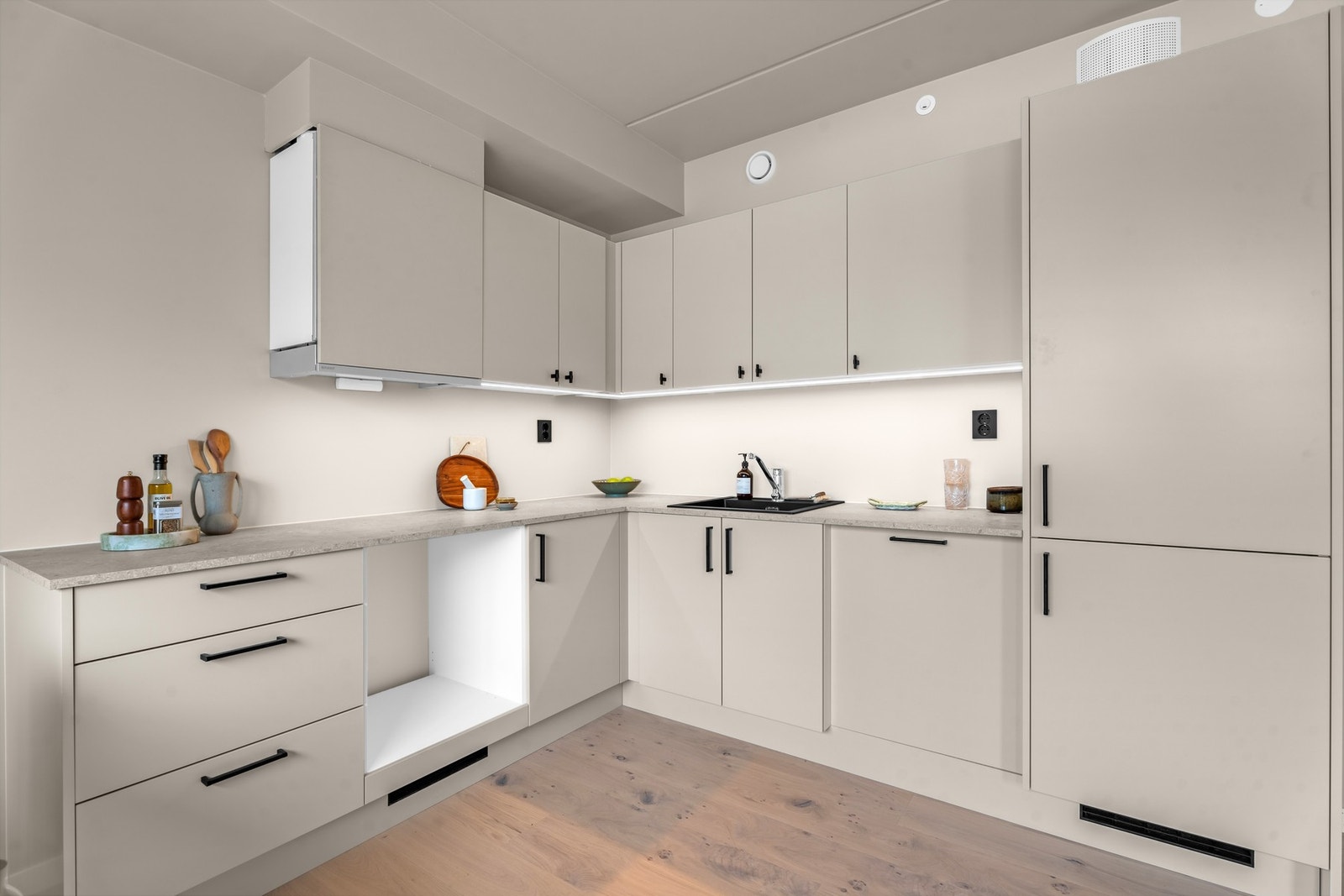 Stilrent og moderne kjøkken fra Strai i modellen Tromsø Washed Linen. Galleribilde