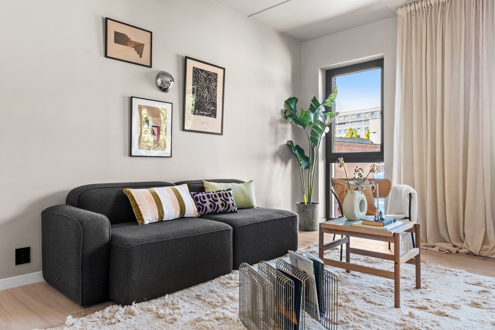 Lys og romslig stue med plass til både sofa og annet ønsket møbkement. Galleribilde