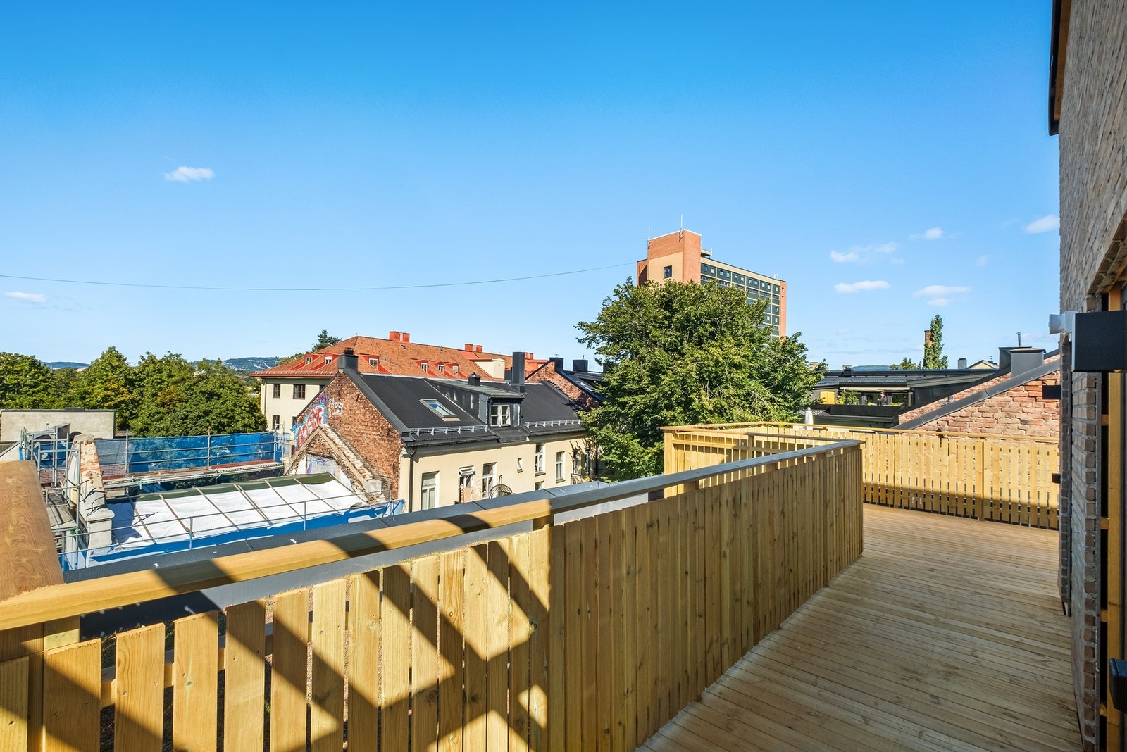 Her får du en luftig takhage med utsikt mot byen og grønne omgivelser. Galleribilde