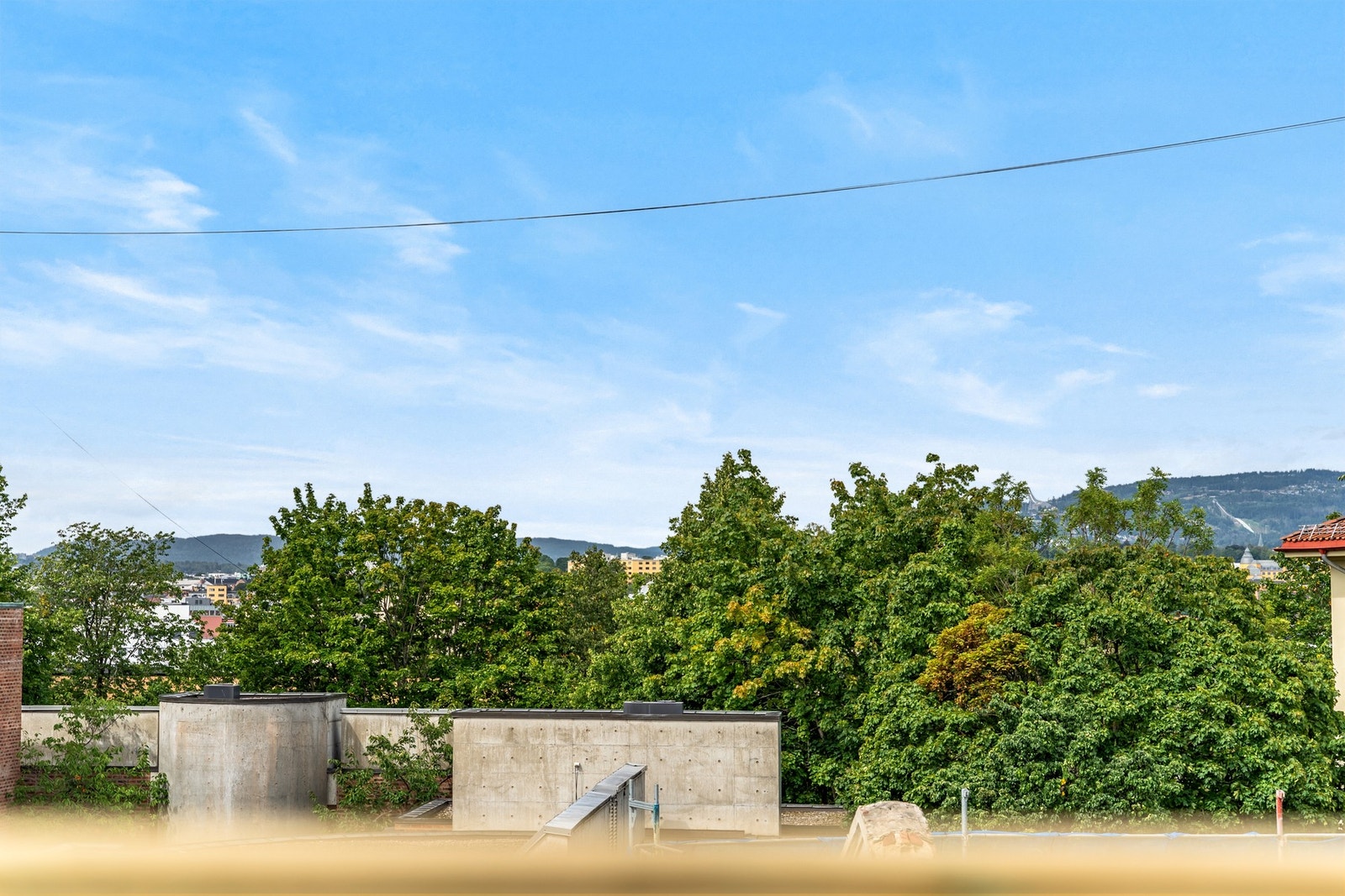 Felles takhage med gode solforhold og flott utsyn over nærområdet. Galleribilde