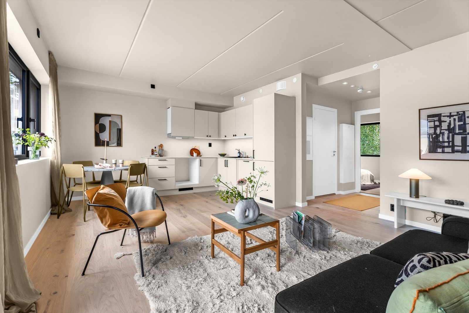 Åpen stue- og kjøkkenløsning med moderne uttrykk. Galleribilde