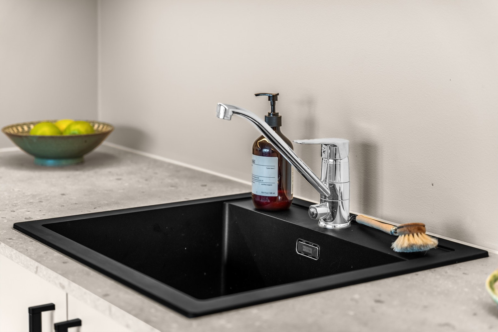 Lekker kombinasjon av mørk vask og lys benkeplate. Galleribilde