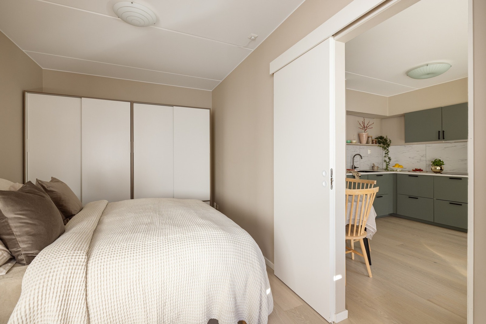 Rikelig med oppbevaringsplass i medfølgende garderobeskap. Galleribilde