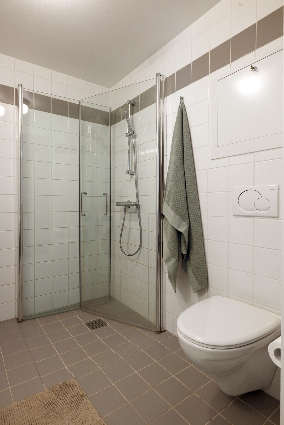Baderommet er også utstyrt med dusjhjørne med innfellbare glassdører og vegghengt toalett. Galleribilde