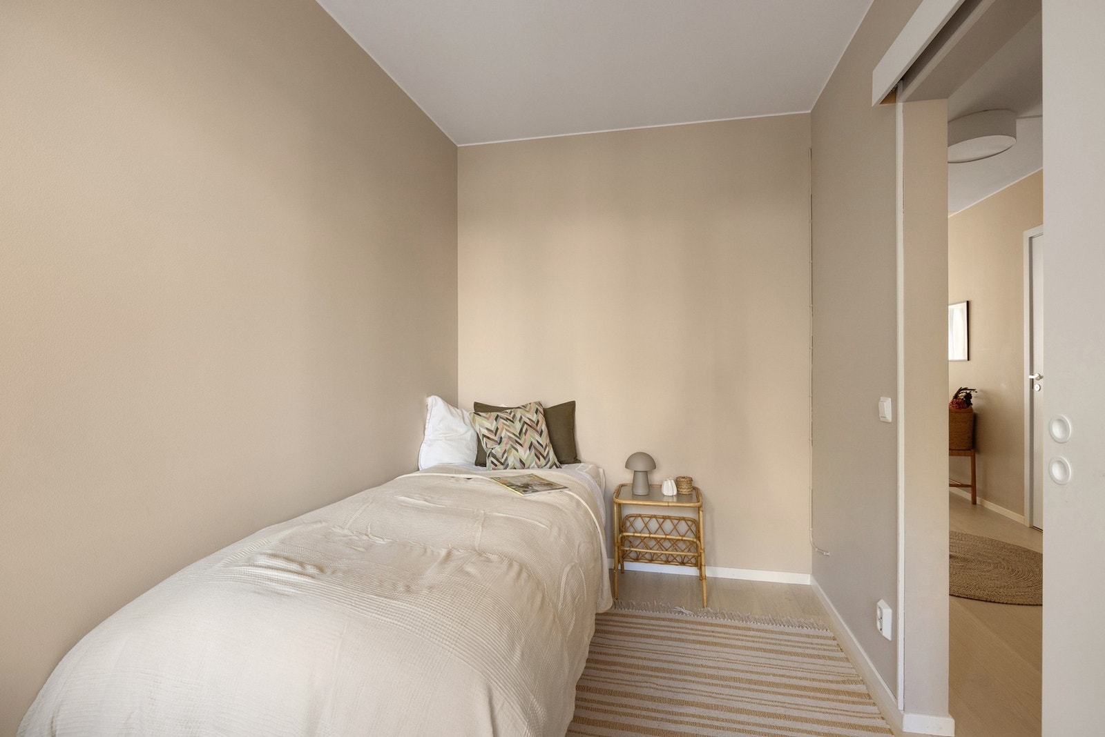 På soverommet er det plass til seng og en kontorpult eller kommode. Galleribilde