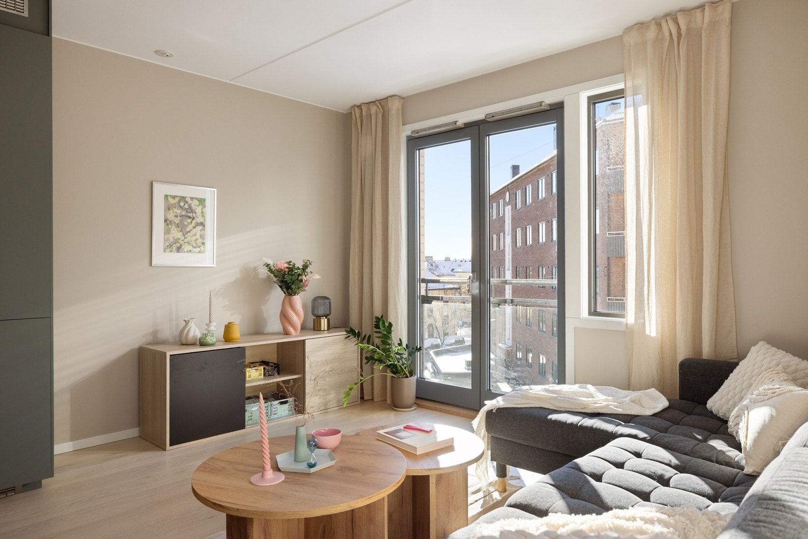 Stuen er enkel å møblere med sofagruppe med salongbord og mediemøblement med tv. Galleribilde