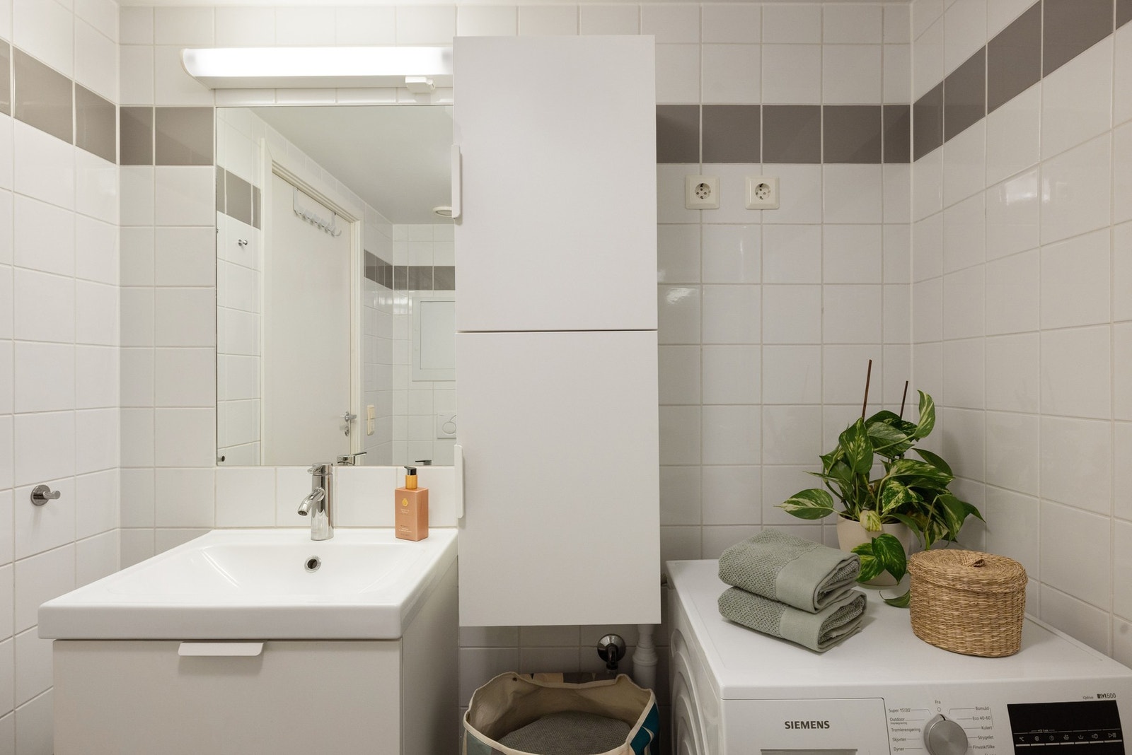 I hjørnet er det plass og opplegg for vaskemaskin og tørketrommel over om ønskelig. Galleribilde