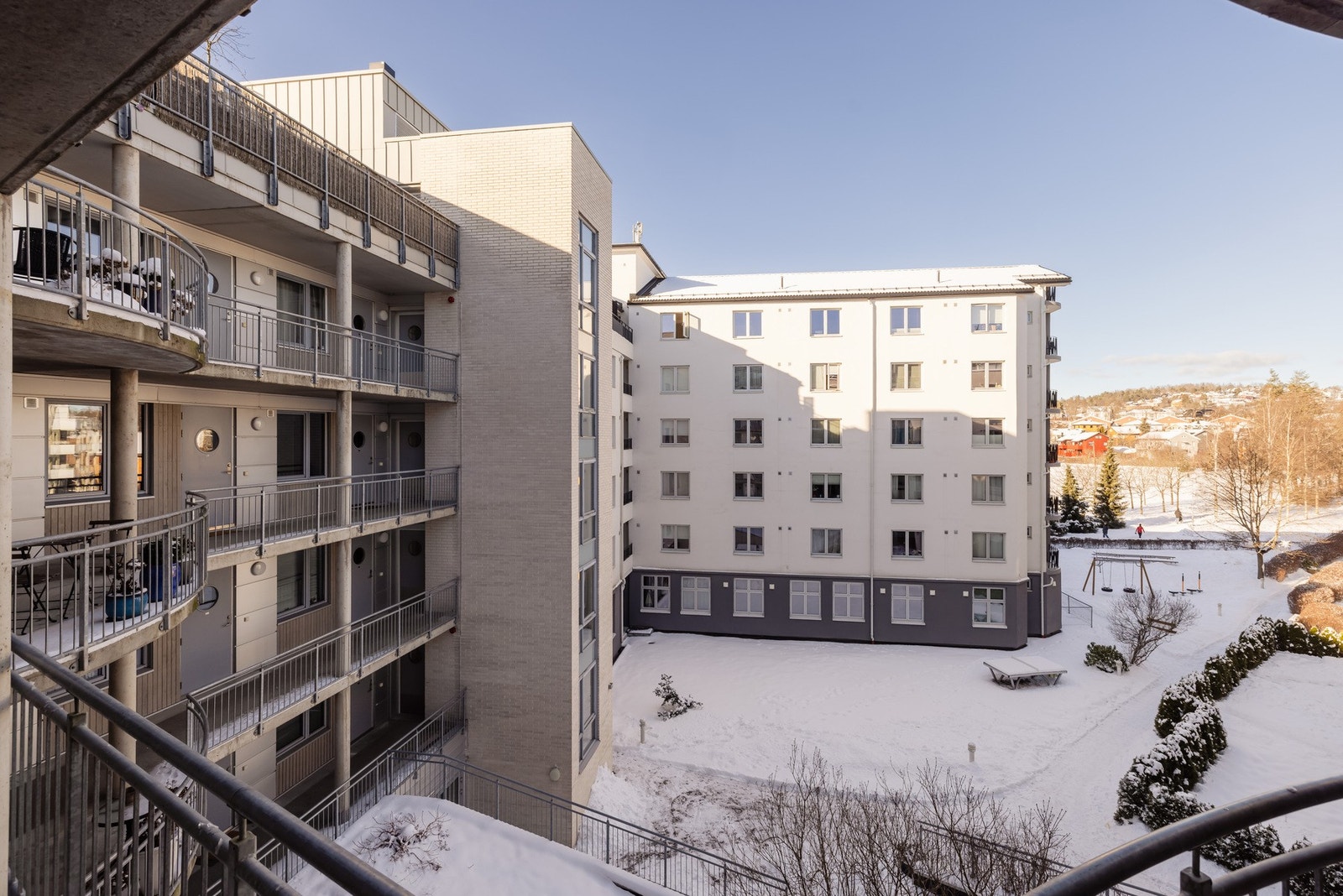 Du tar deg opp til leiligheten i byggets 4. etasje via felles trapperom med heis. En overbygget svalgang leder så videre til leiligheten. Galleribilde