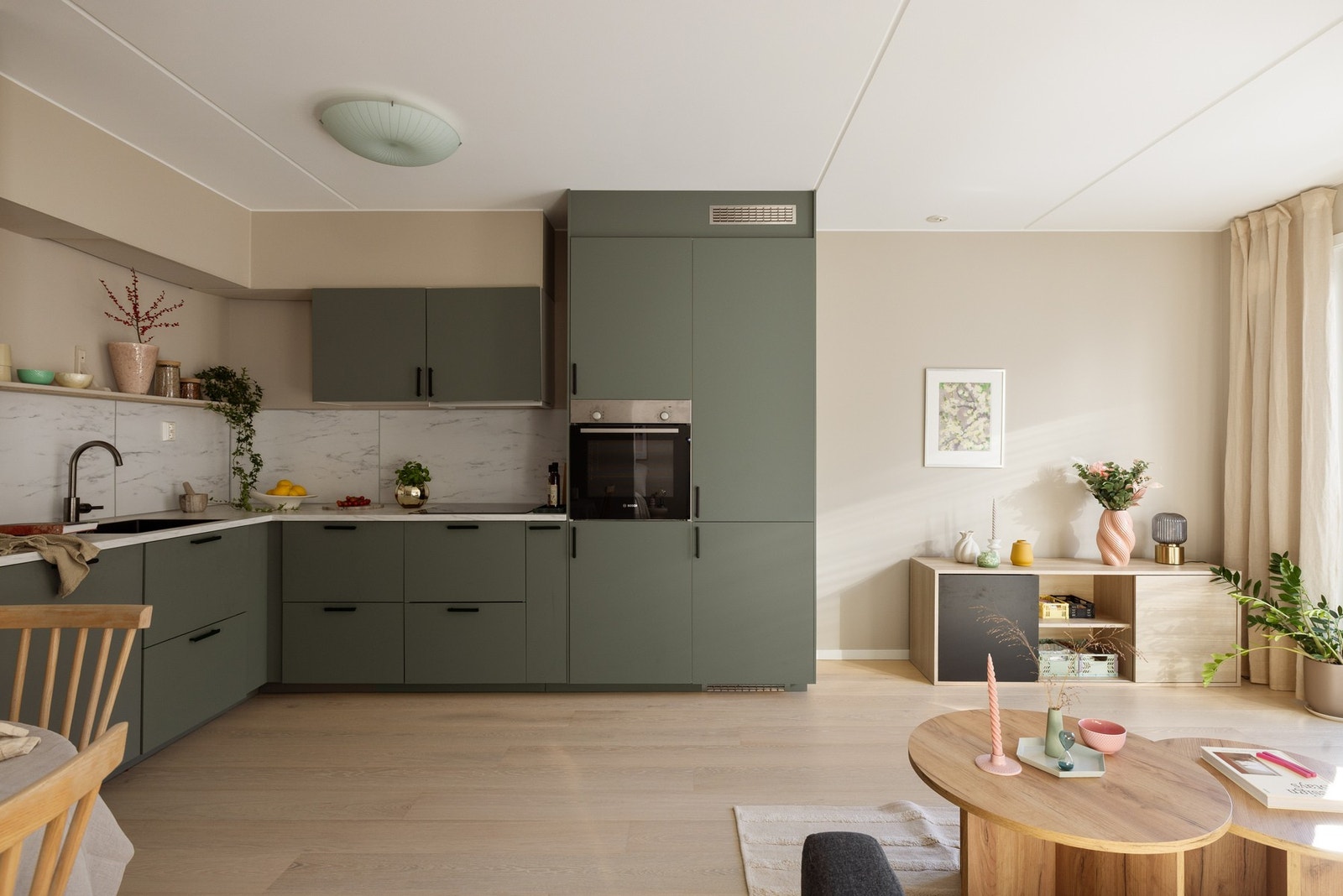 Kjøkkenet er fullt utstyrt med medfølgende integrerte hvitevarer som nedfelt platetopp, stekeovn i høyskap, oppvaskmaskin og kjøleskap med frysedel. Galleribilde