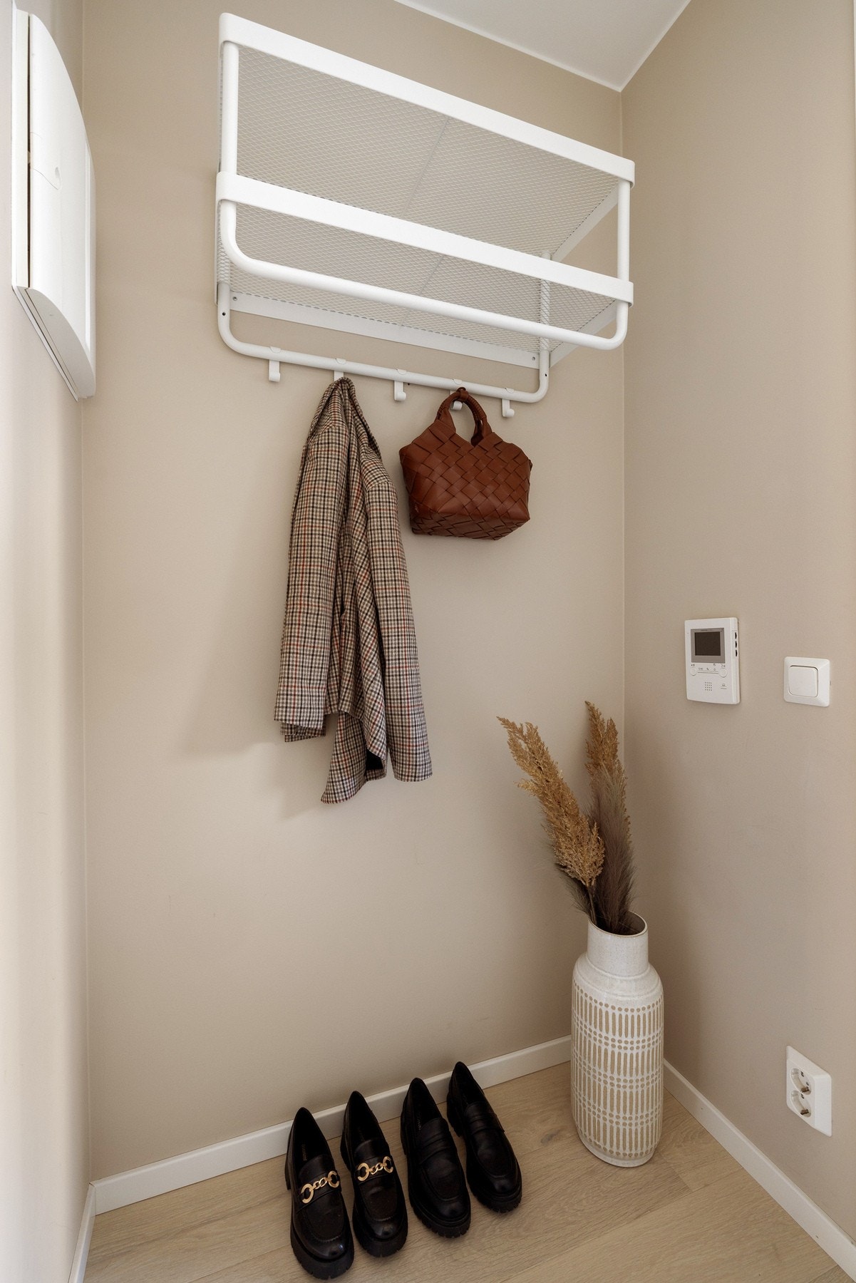 Du ønskes velkommen inn i en lys entré med plass til sko og oppheng av yttertøy. Galleribilde