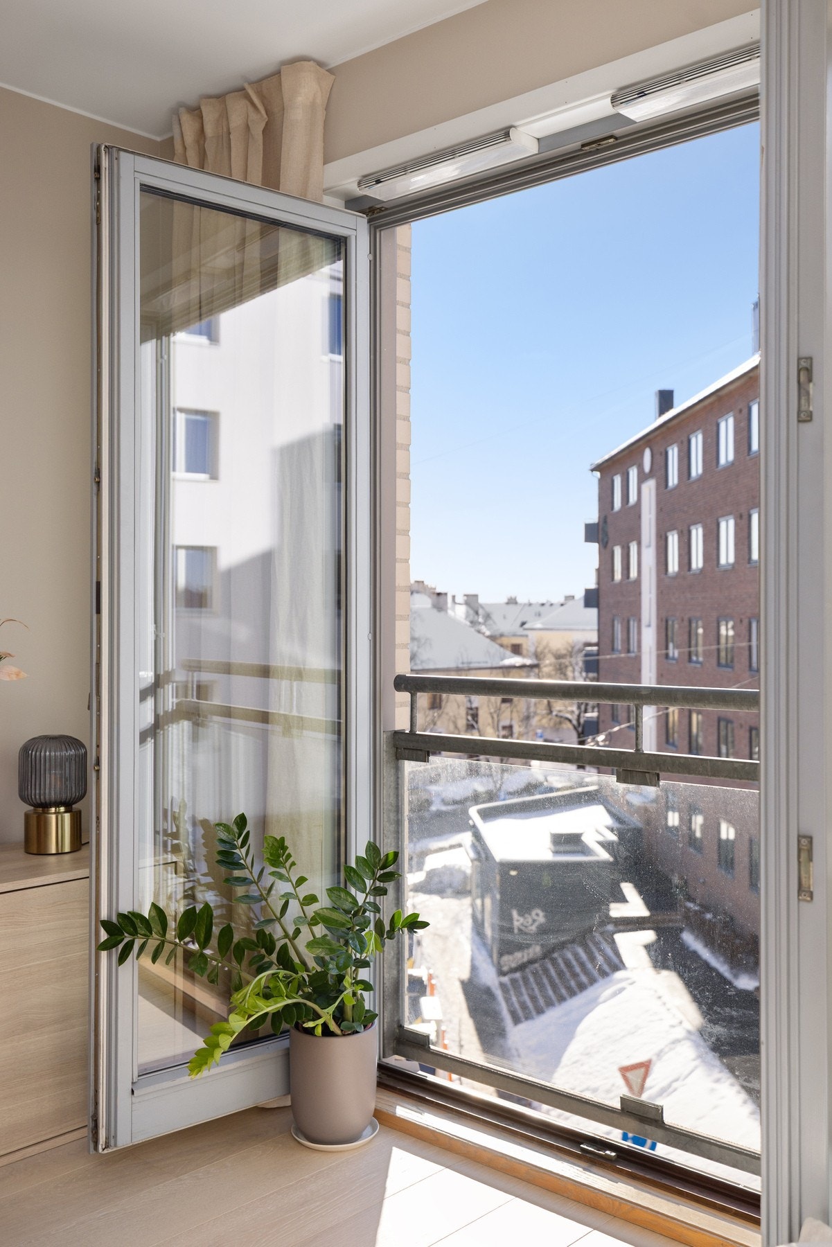 I stuen er det fransk balkong som slipper inn fint lys og gir en luftig romfølelse. Galleribilde