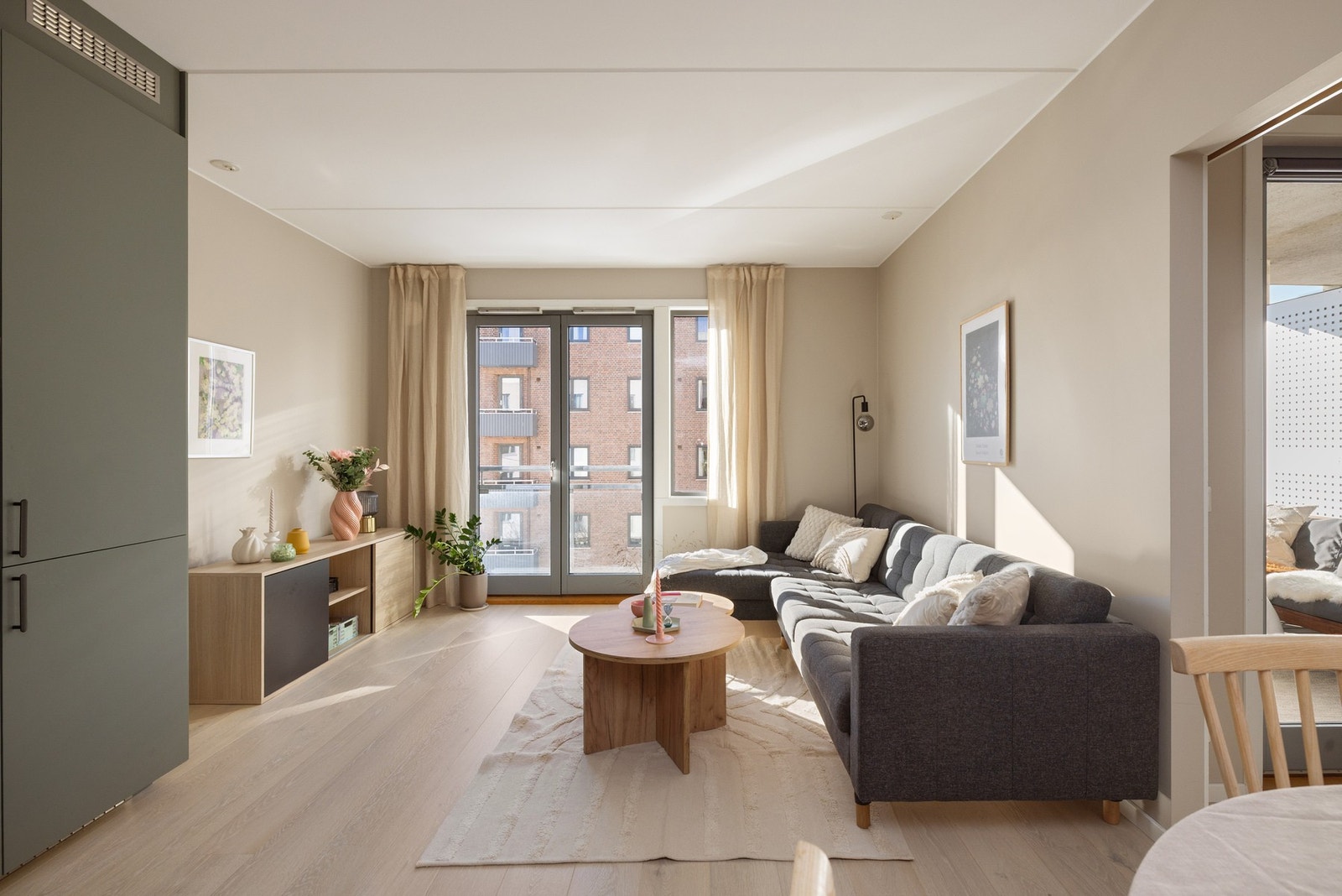 En lys og pen 3-roms selveierleilighet i et moderne bygg fra 2004. Galleribilde