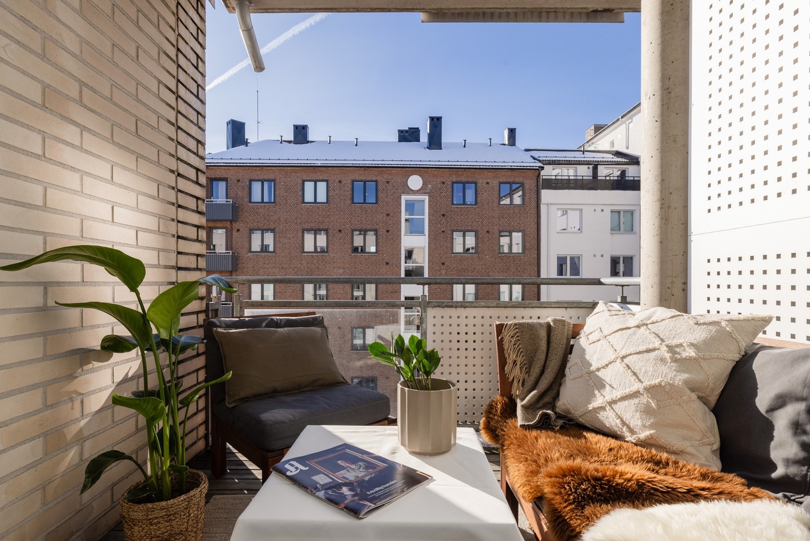 Balkongen er overbygget, har terrassebord på gulv og plass til sittegruppe etter eget ønske og behov. Galleribilde