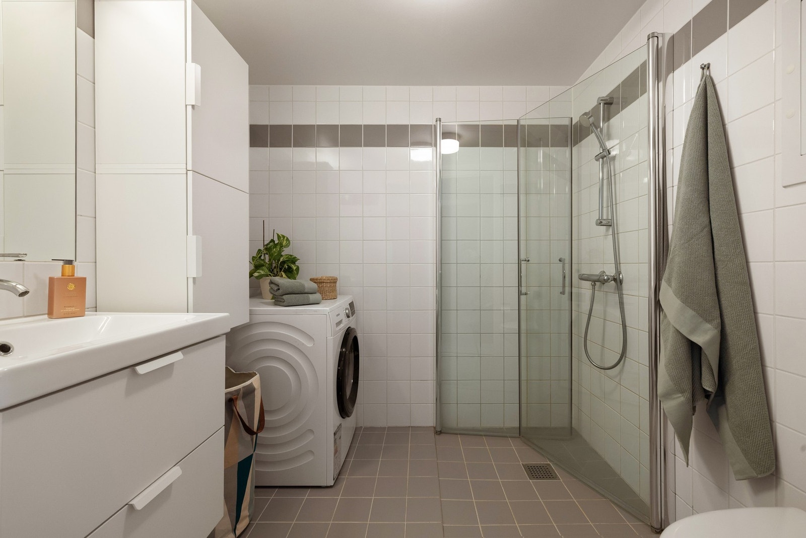 Leiligheten har et lyst og tidløst flislagt baderom fra byggeåret 2004. Baderommet har fliser på gulv og vegger, elektrisk gulvvarme og mekanisk avtrekk. Galleribilde