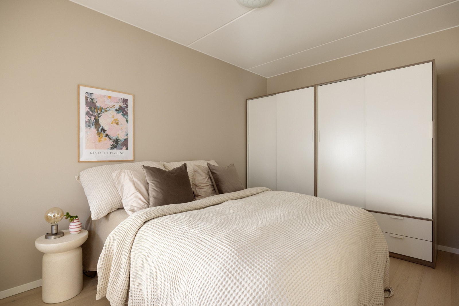 På soverommet er det naturlig plass til dobbeltseng med tilhørende nattbord. Galleribilde