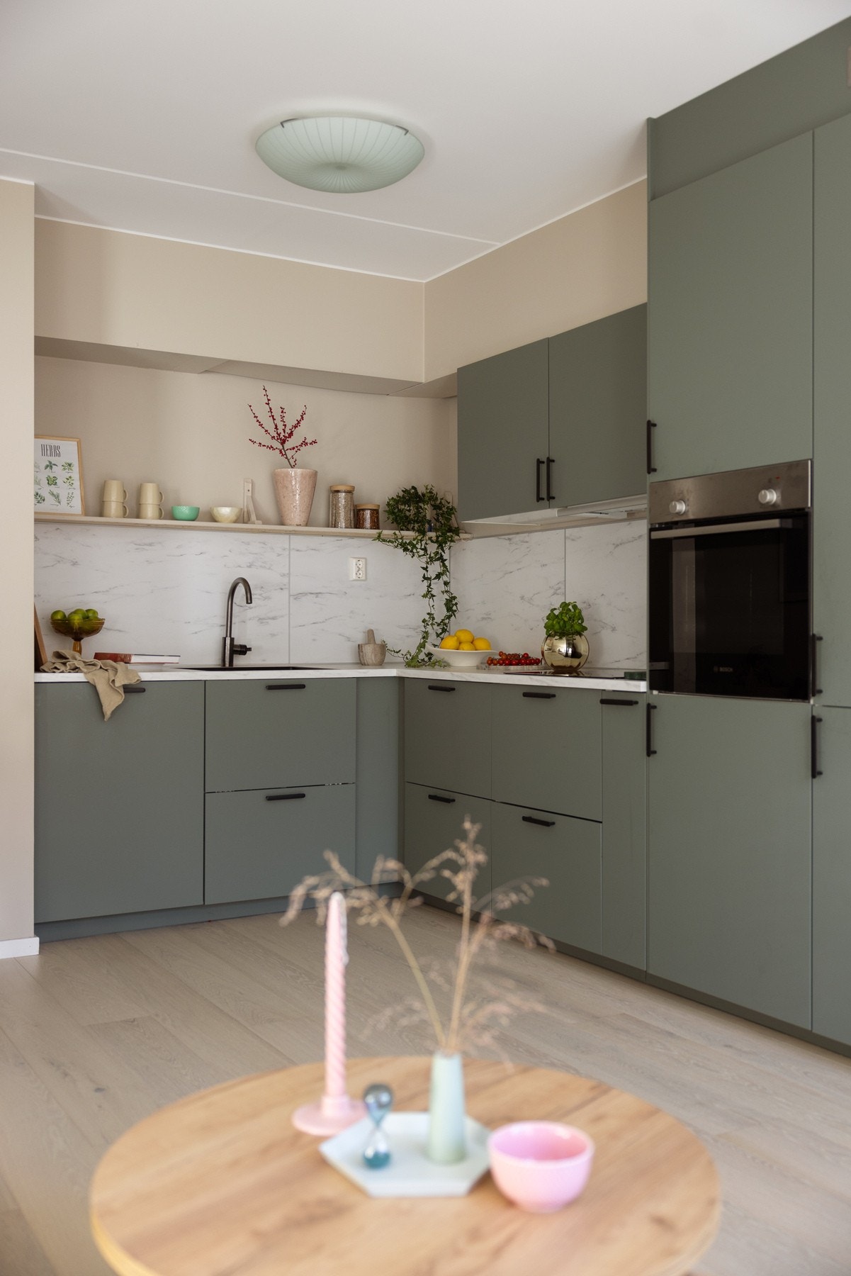 Kjøkkenet ligger i en fin og sosial åpen løsning med stuen. Stilrent og moderne kjøkken fra 2022. Galleribilde