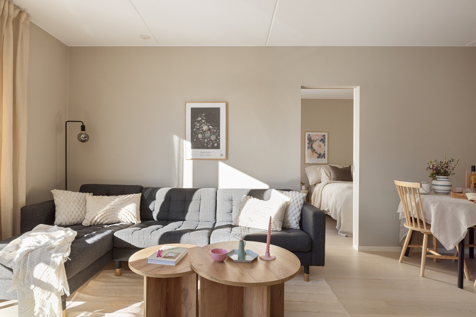 God oppgradert standard med lys enstavs parkett fra 2022 på gulv og glatte overflater malt i en innbydende farge i 2022. Galleribilde