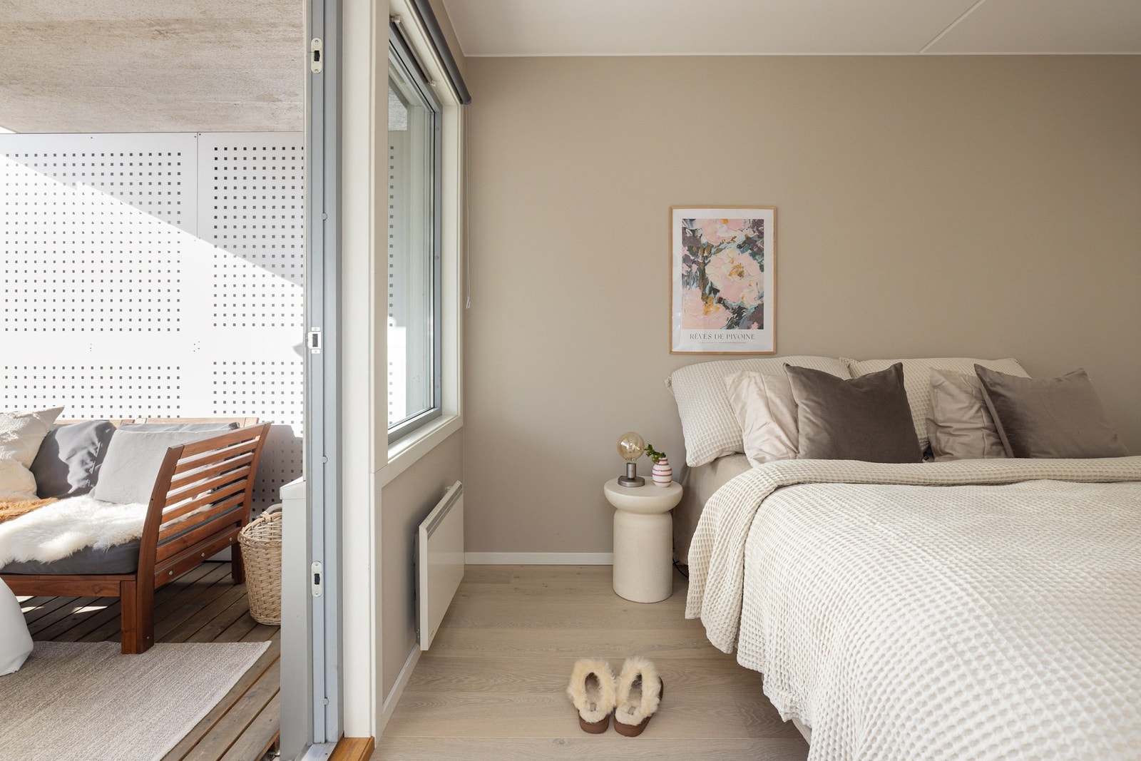 Hovedsoverommet er et lyst og innbydende rom med utgang til balkong. Galleribilde