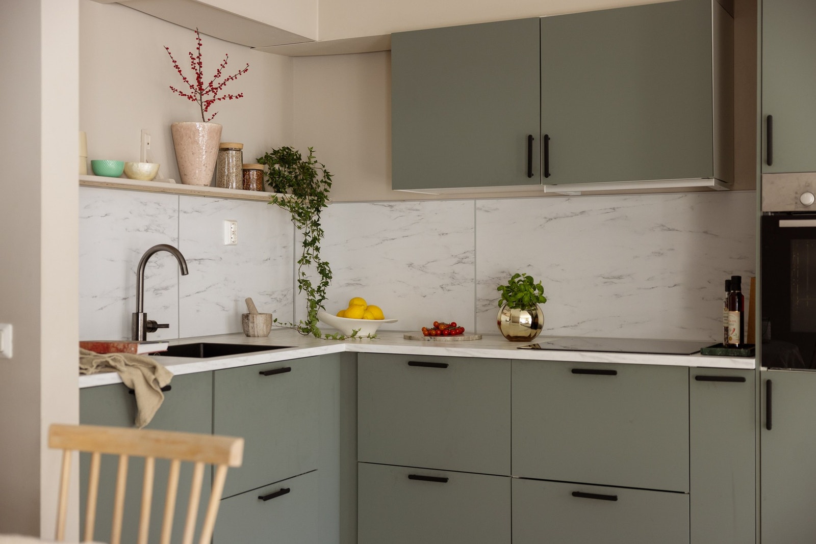 Innredningen har glatte fronter i en fin farge og laminert benkeplate med planlimt oppvaskkum. Både fint og praktisk med stilige plater i benkeryggen. Galleribilde