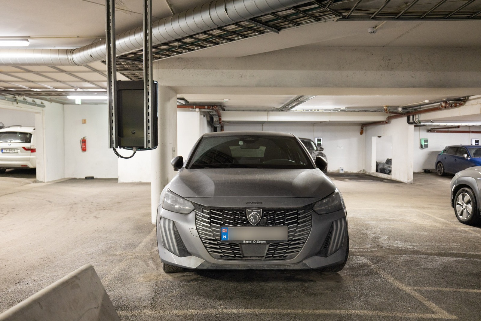 Selger har bruksrett til en garasjeplass med elbillader i felles garasjeanlegg i kjelleren som kan kjøpes separat for kr. 450 000,- + omkostninger. Felleskostnader for garasjeplassen kommer i tillegg til felleskostnader for leiligheten. Galleribilde