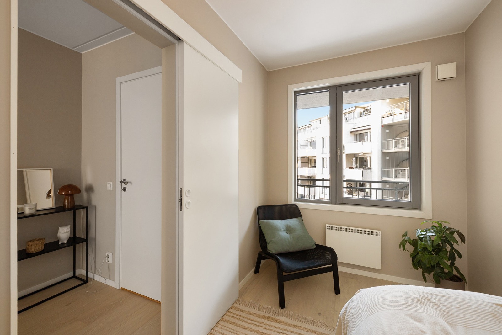 Soverommet vender ut mot svalgang og rolig bakgård uten biltrafikk. Galleribilde