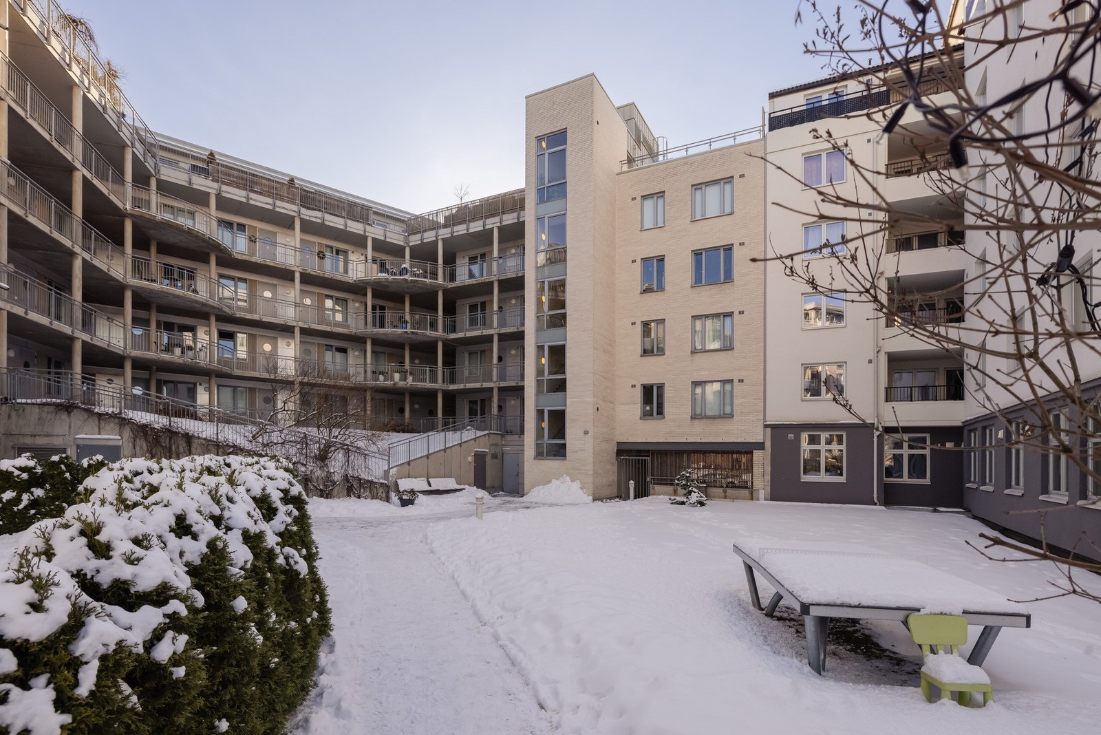 Pent opparbeidet gårdsrom med bla. sittegrupper, lekeplass og bordtennis. Galleribilde