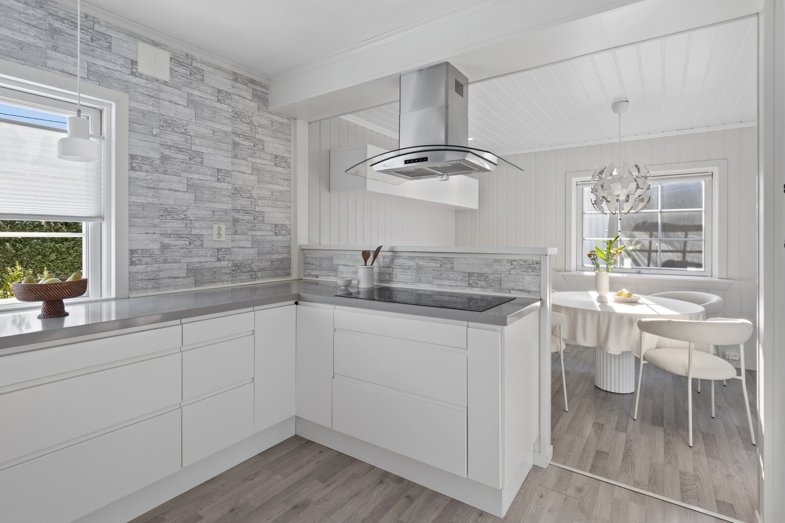 Over koketoppen er det takhengt ventilator, og det er installert komfyrvakt. Galleribilde