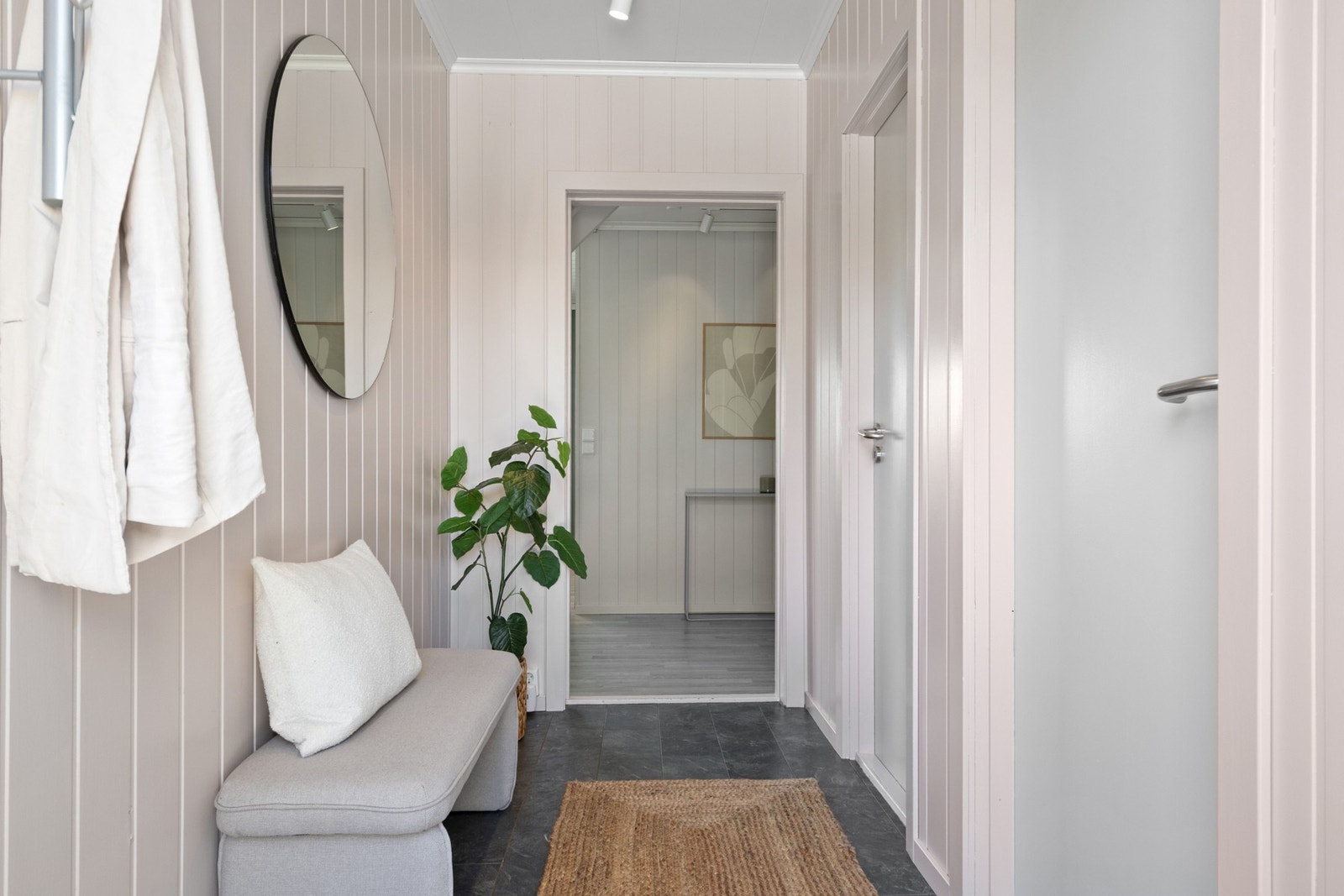 Entréen har adkomst til bad/vaskerom og bod. Galleribilde