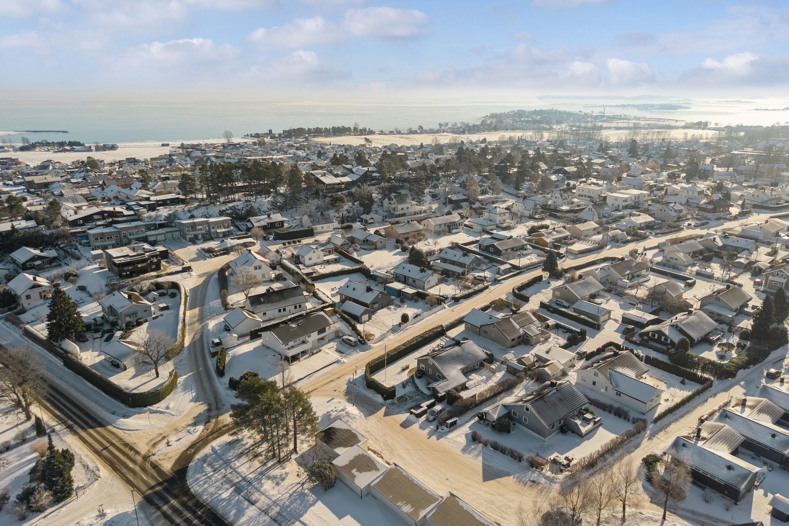 Boligen har kort og trygg gangavstand til både barneskole, ungdomsskole, barnehage og bussholdeplass. Galleribilde