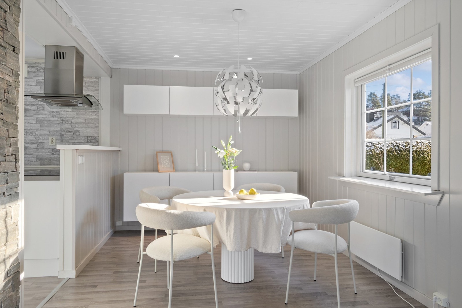 Romslig spiseplass. Galleribilde