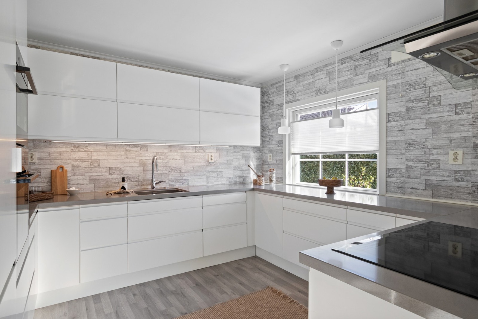 Kjøkkenet ble oppgradert i 2018 med et stilrent resultat. Galleribilde